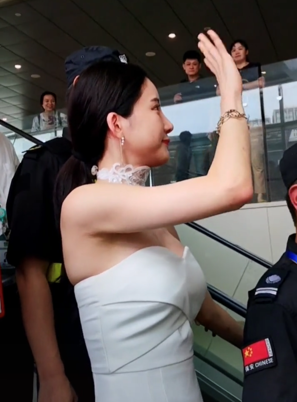 又来捞钱?韩国美女潘南奎酒吧献唱,网友手机暴露真实颜值