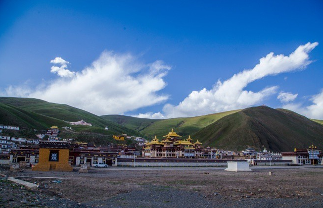 在四川石渠县城约10公里处的瓦土乡有座色须寺,创建于清乾隆二十五年