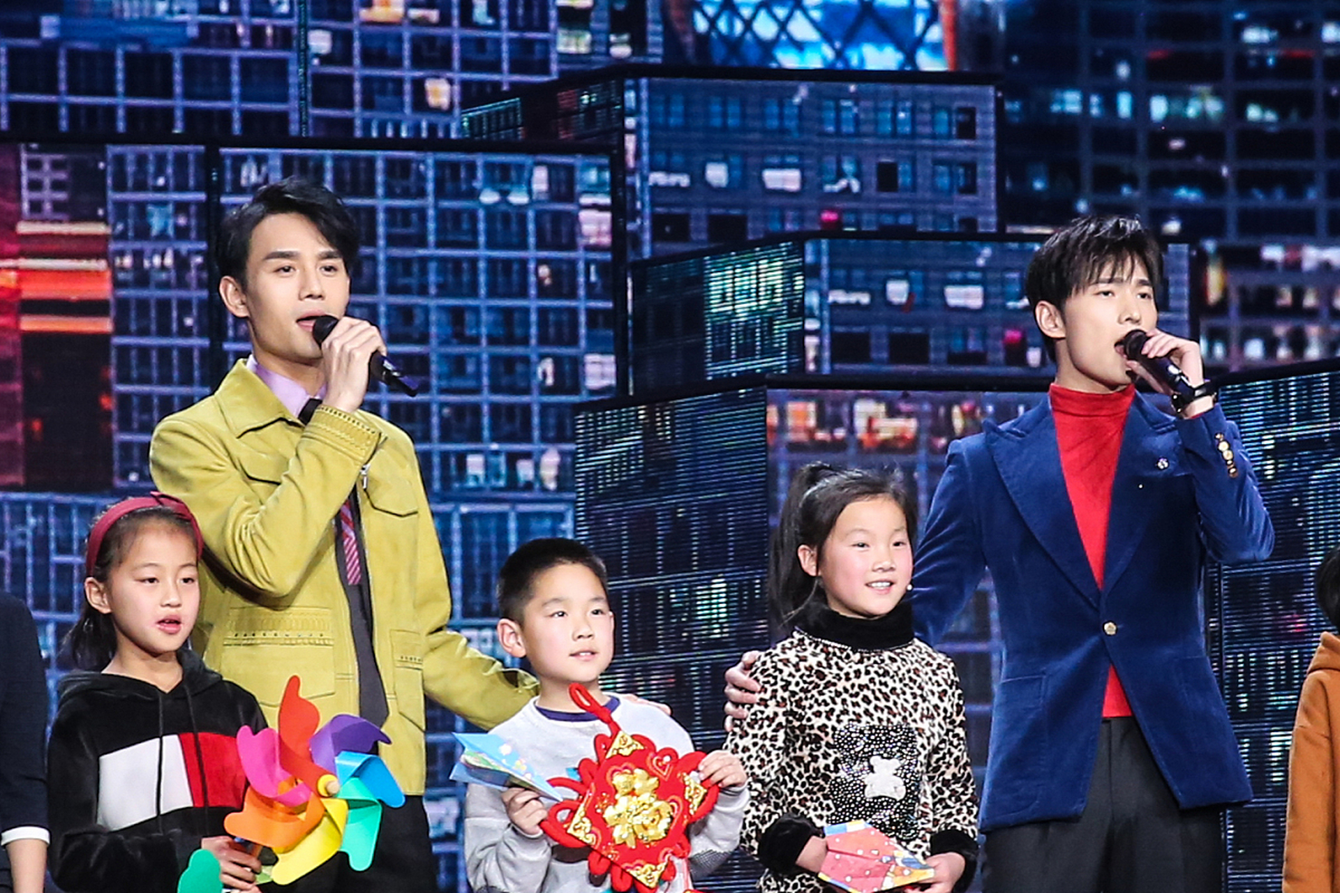 原来王凯和杨洋,竟然同台唱过歌!