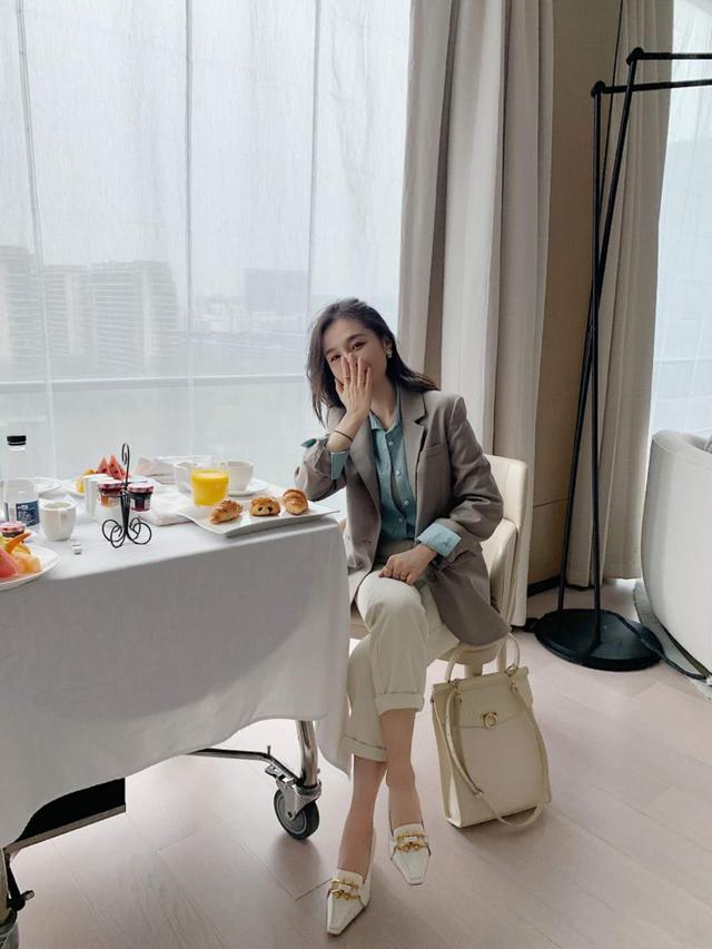 想要穿出女人味?来看看时尚博主小斯,美腻腻的穿搭你一定喜欢