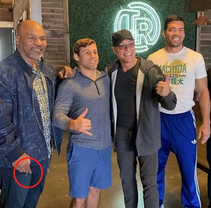 52岁拳王泰森真的老了!胡子花白,烟不离手,却还为2个女儿操心