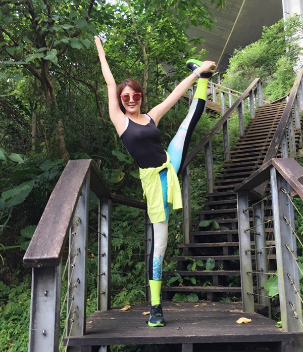 48岁武大女星杨丽菁近照, 至今没人娶 ,却寄情于瑜伽