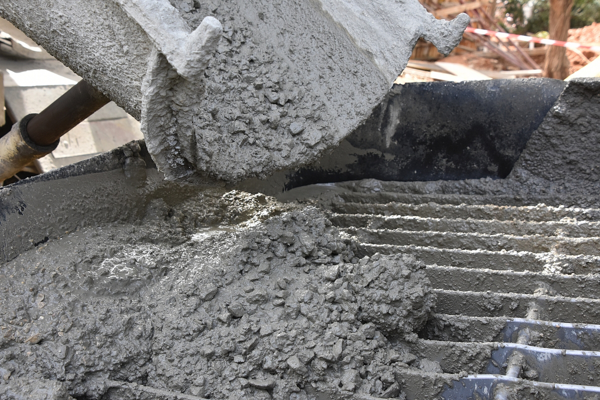 0轻集料混凝土是一种新型的建筑材料,成型后是一种含有大量封闭孔隙的