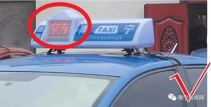正规巡游出租车空车灯位置形状棱角较明显