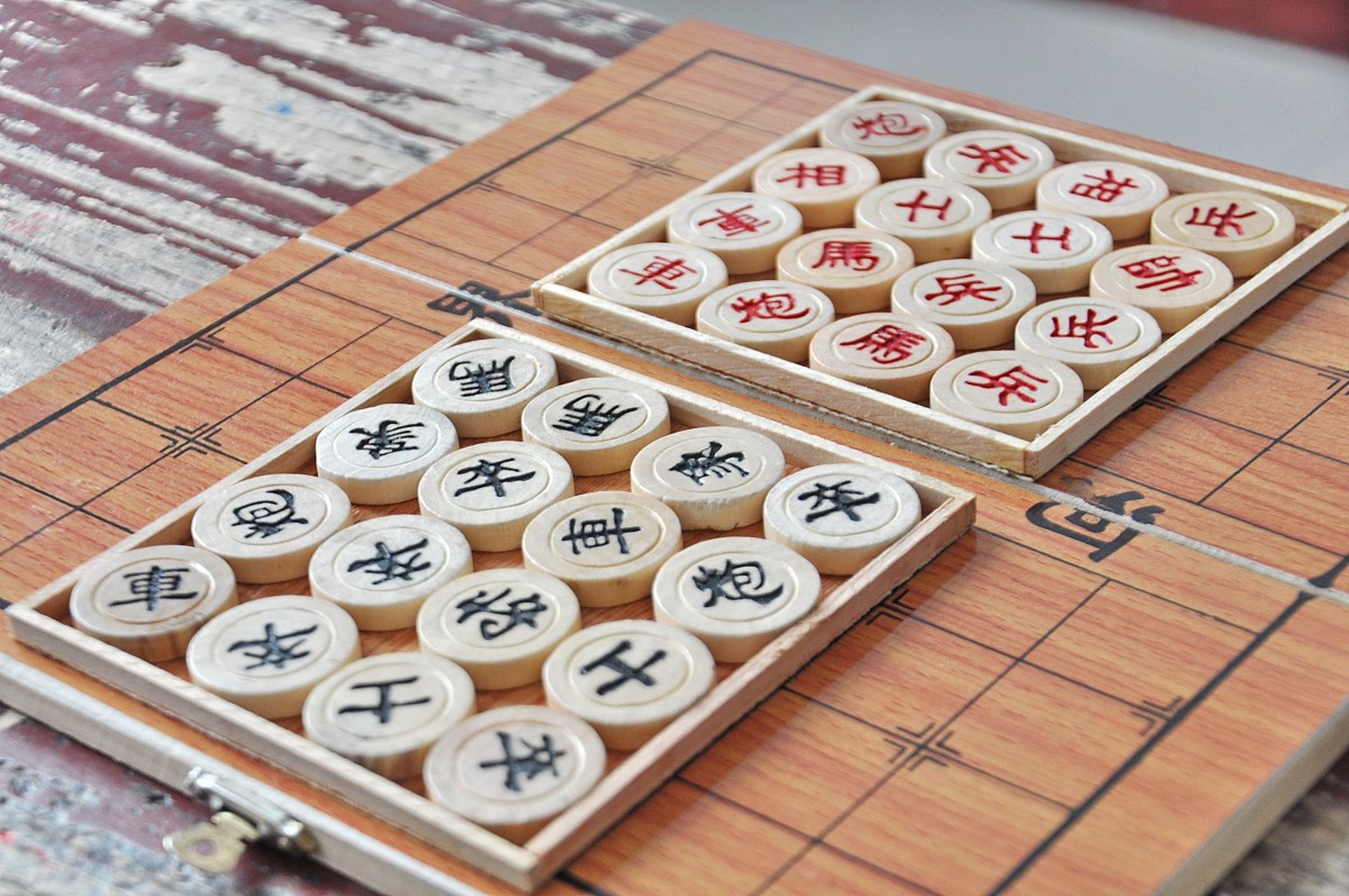 象棋棋盘由9x10的格子组成,红黑双方各持16个棋子,7个棋子放在底线