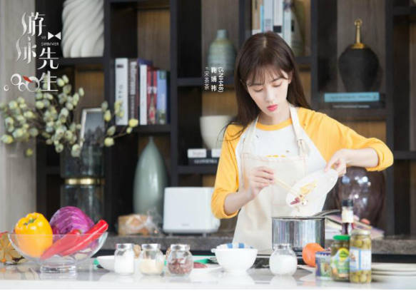 《游泳先生》鞠婧祎四套衣服,图二让人心动,图四虽美却让人心疼