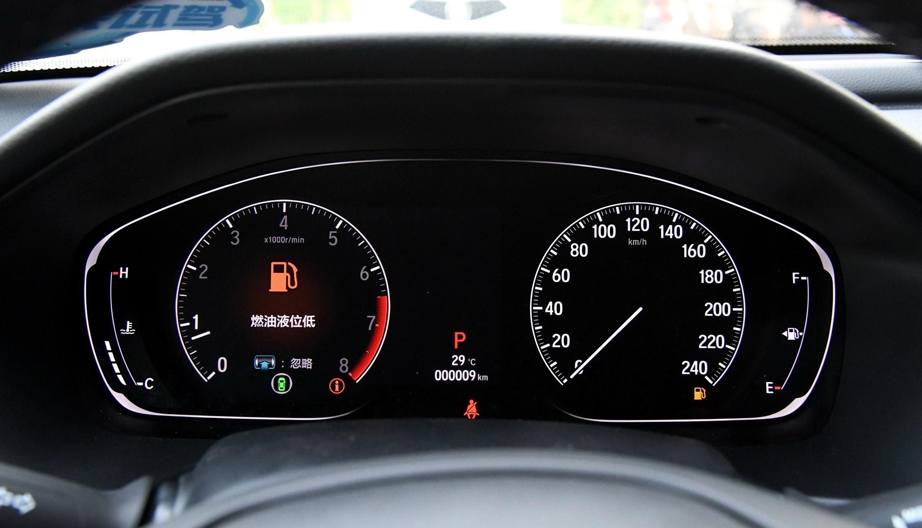 混动版雅阁配备了全液晶仪表盘,这点和普版不同,屏幕显示的信息很丰富