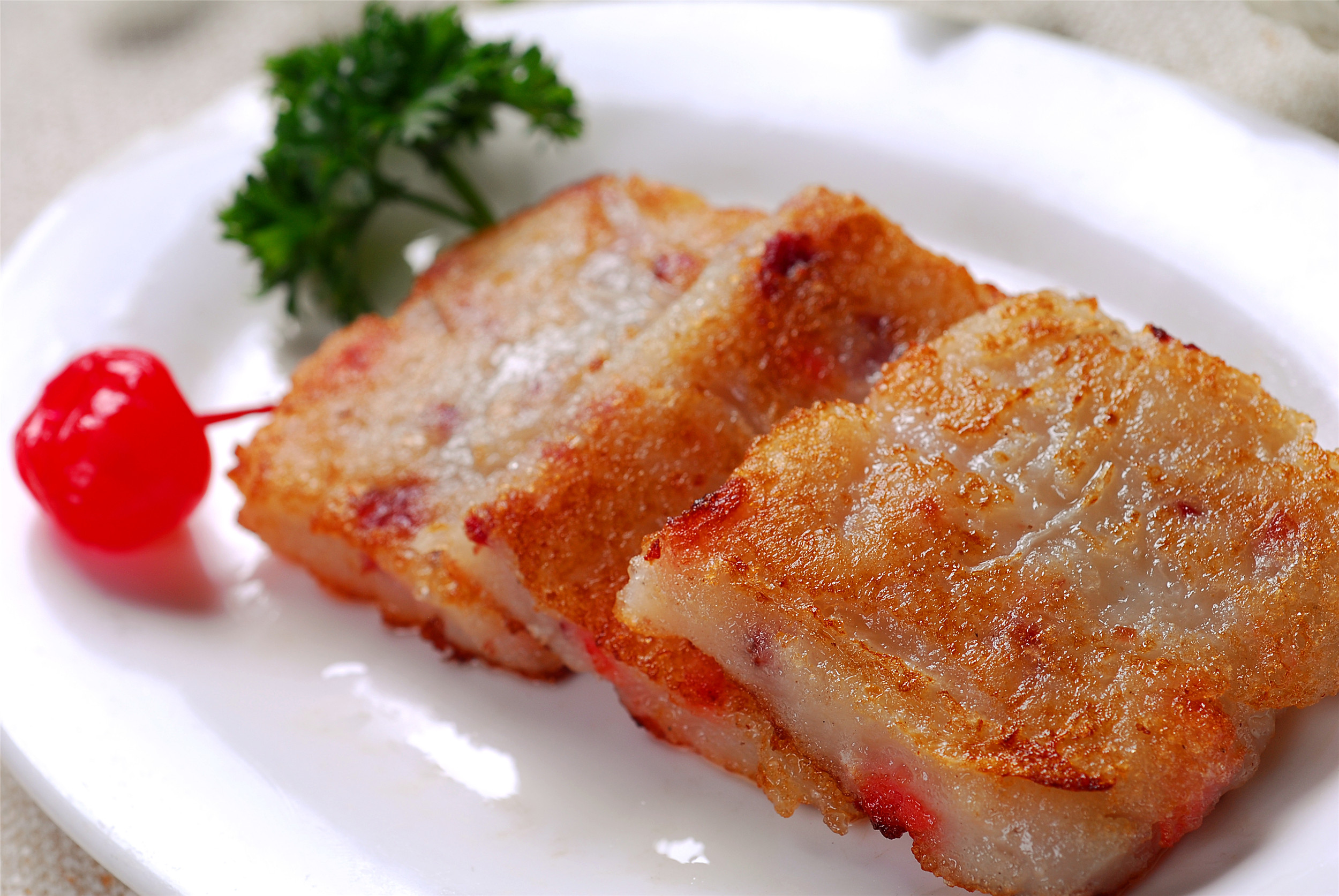 腊味萝卜糕:用萝卜做成的糕点,外表金黄,吃一口非常嫩.