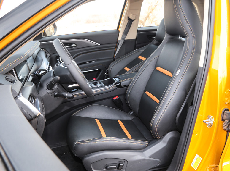 一汽奔腾-奔腾t77,给人一种高级感,车身比较符合年轻人!