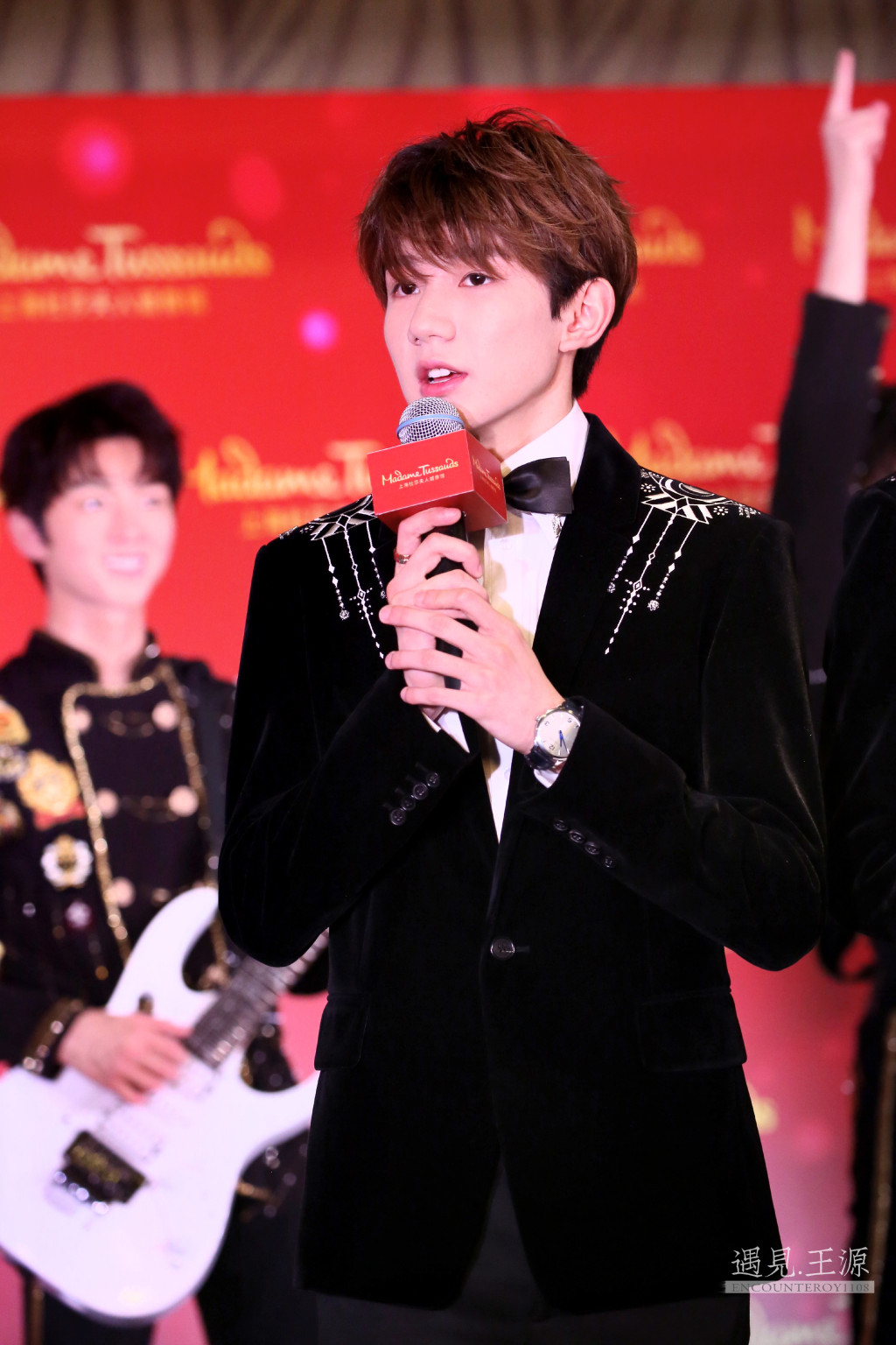 王源出席蜡像揭幕仪式搞笑点评蜡像!耿直少年一句话逗笑全场!