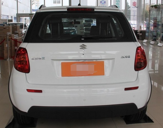 天语sx4外观的造型很讨人喜欢,前脸造型延续了家族式的设计,修长的