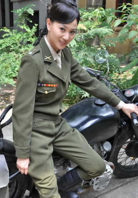 《警花与警犬》里的侯梦莎,生活照依旧美艳动人