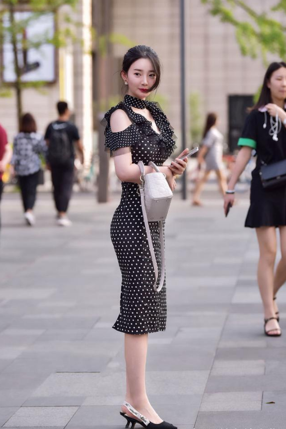 杭州街拍:性感美女,一袭紧身连衣裙,轻松秀出凹凸有致