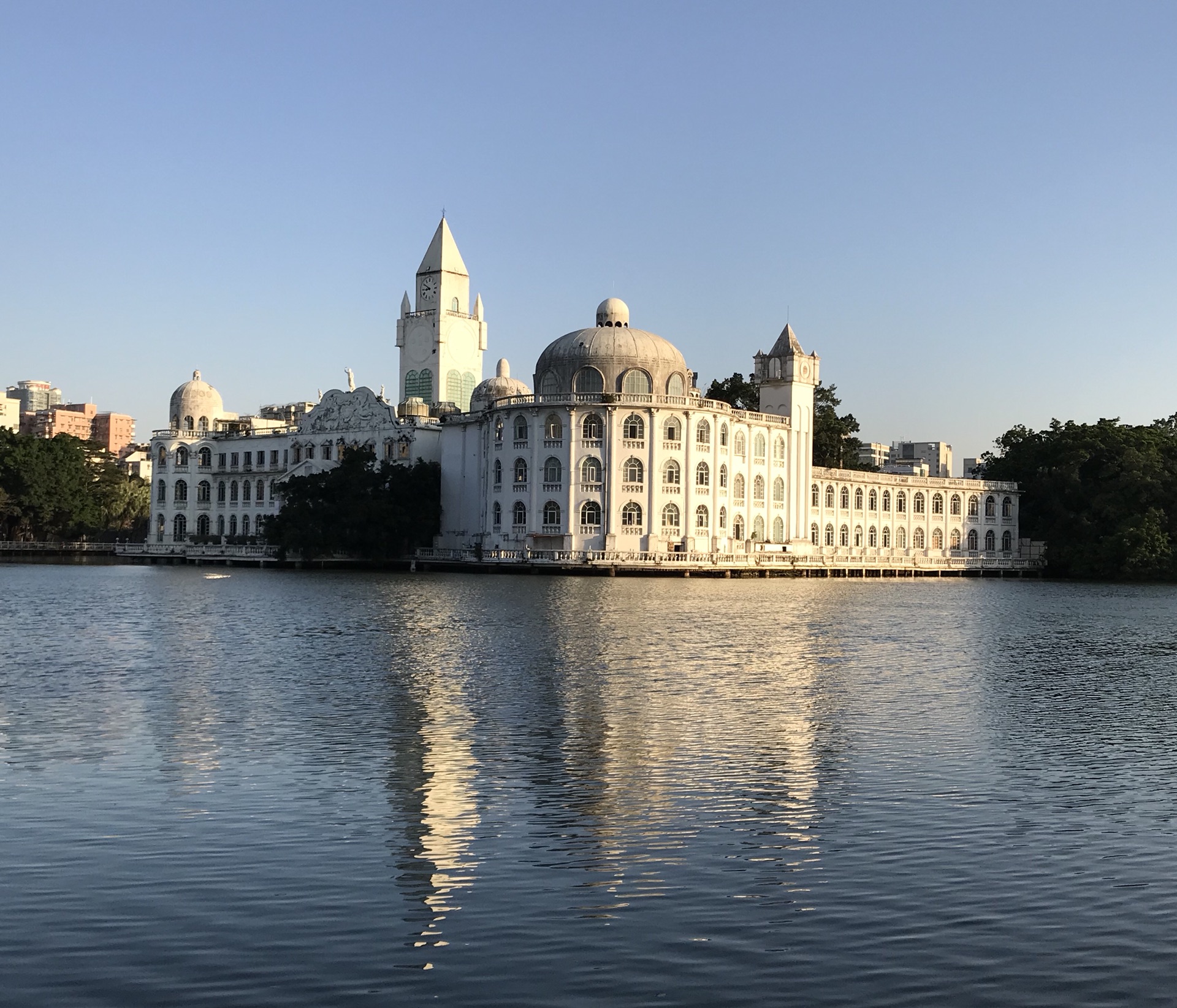 广州有个"白色宫殿",外形酷似美国白宫,曾是著名老酒家