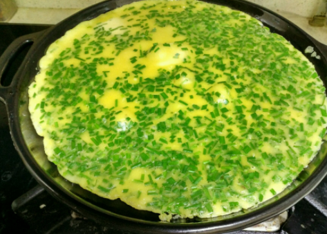 韭菜鸡蛋别只会做饺子,做成煎饼,一样美味,简单易学