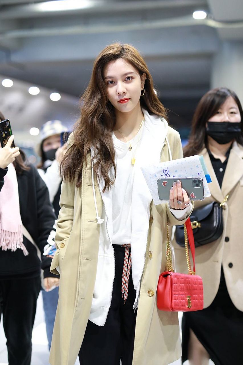 宋妍霏新恋情被狗仔拍了个正着,她和男友两人线下拥抱牵手互动很甜.