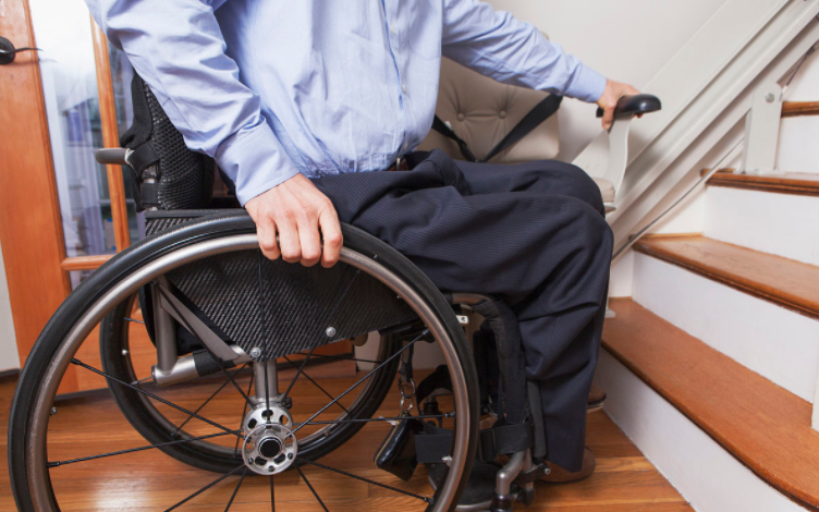 脊髓刺激,可使三名瘫痪男子在辅助下行走,但仍有许多工作要做