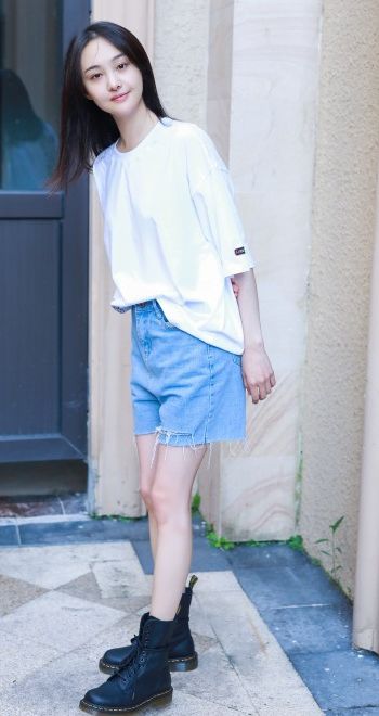 91年郑爽私服穿搭,简约t恤 牛仔裤清新少女,减龄与时髦两不误!