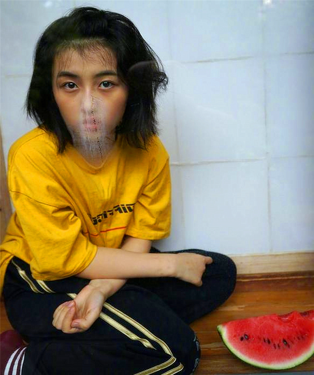 16岁张子枫晒各种搞怪照!正经起来也是小美女!颜值太高!纯天然