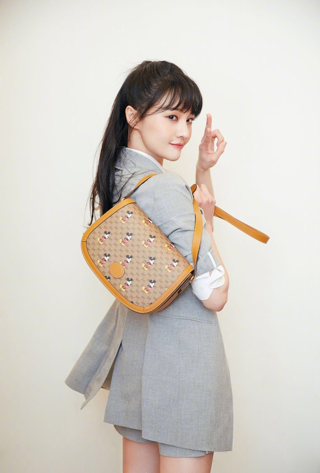 郑爽的证件照上热搜,离开了10级美颜,真是一言难尽!