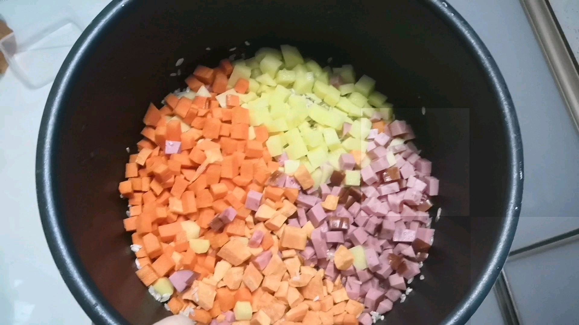 有肉有菜的快手电饭煲蒸饭,营养均衡又简单,满足一家人需求