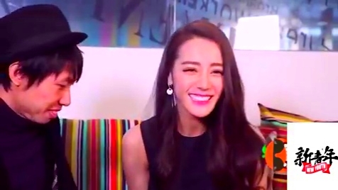 【橘子娱乐】迪丽热巴模仿费玉清 真人上演尔康魔性表情包