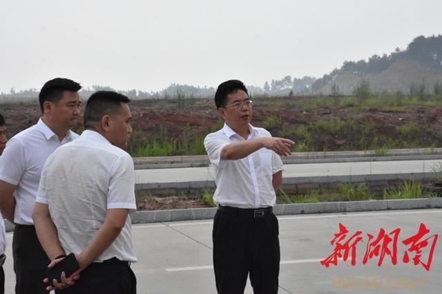 谢商成督办重点产业项目建设