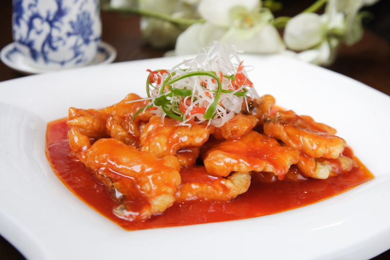 瓦块鱼是勋县最具特色的一道汉族名菜,因鱼块似土瓦而得名