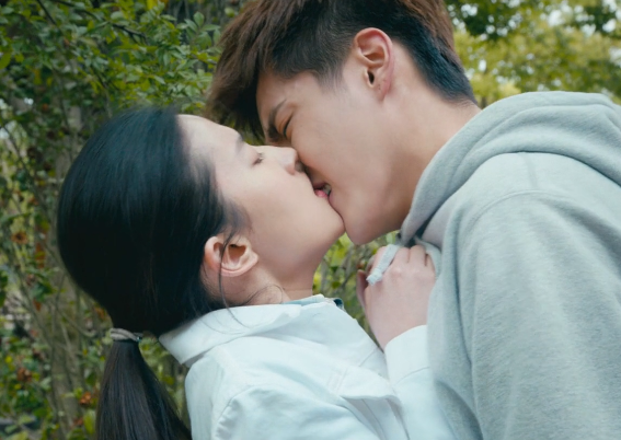 吴亦凡"强吻"刘亦菲画面太美,她一个小动作,让网友小鹿乱撞