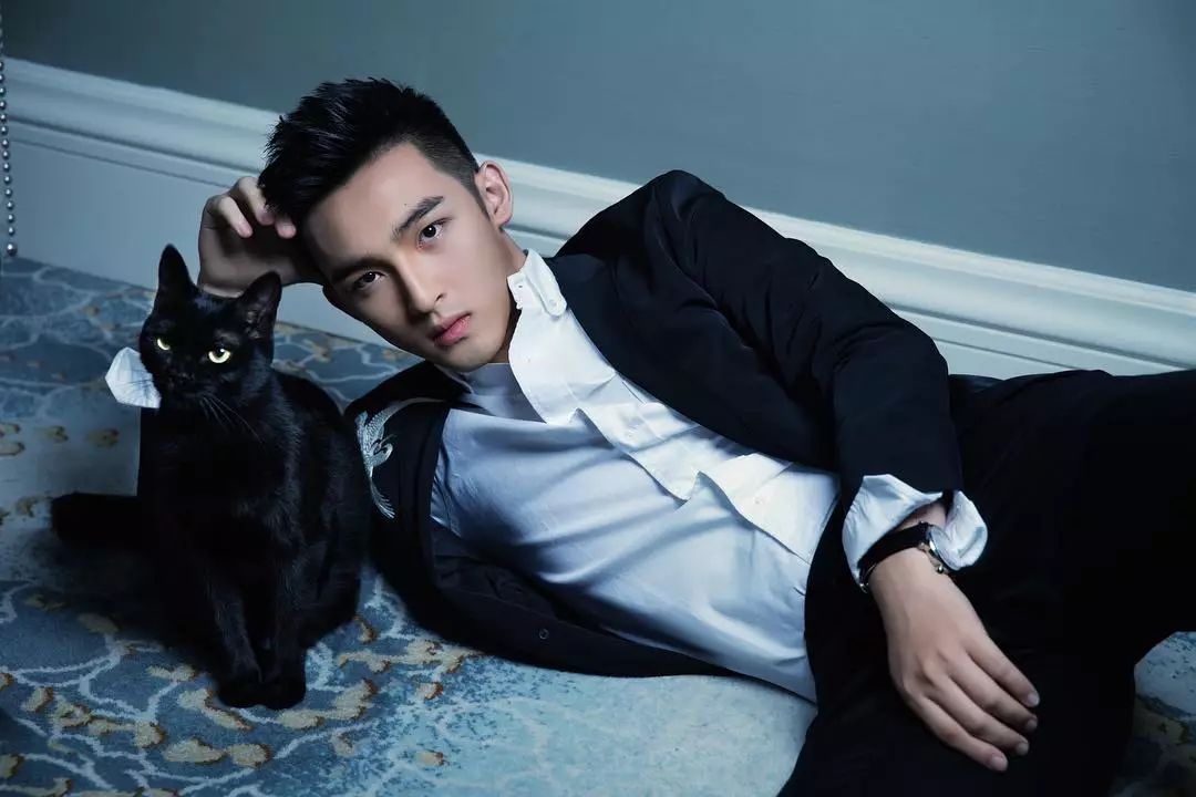 气质小哥哥,西装制服也那么帅