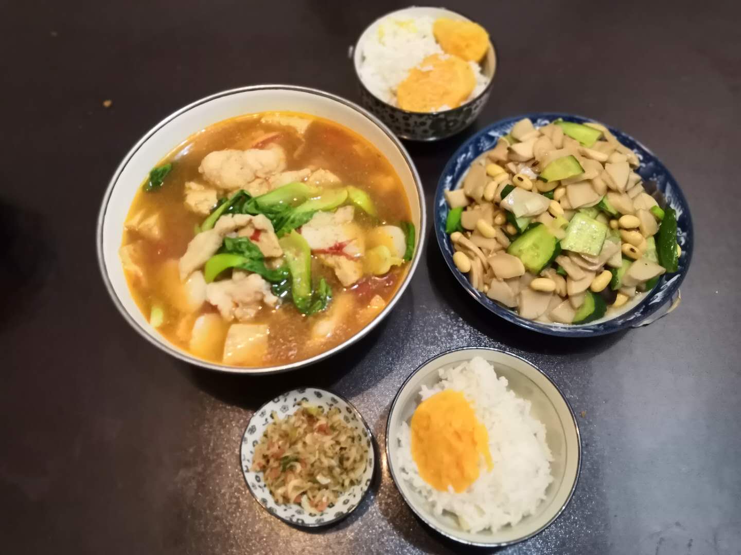 北京上班族的两人晚餐,荤素搭配3个菜,其中一个汤菜冬天要多吃