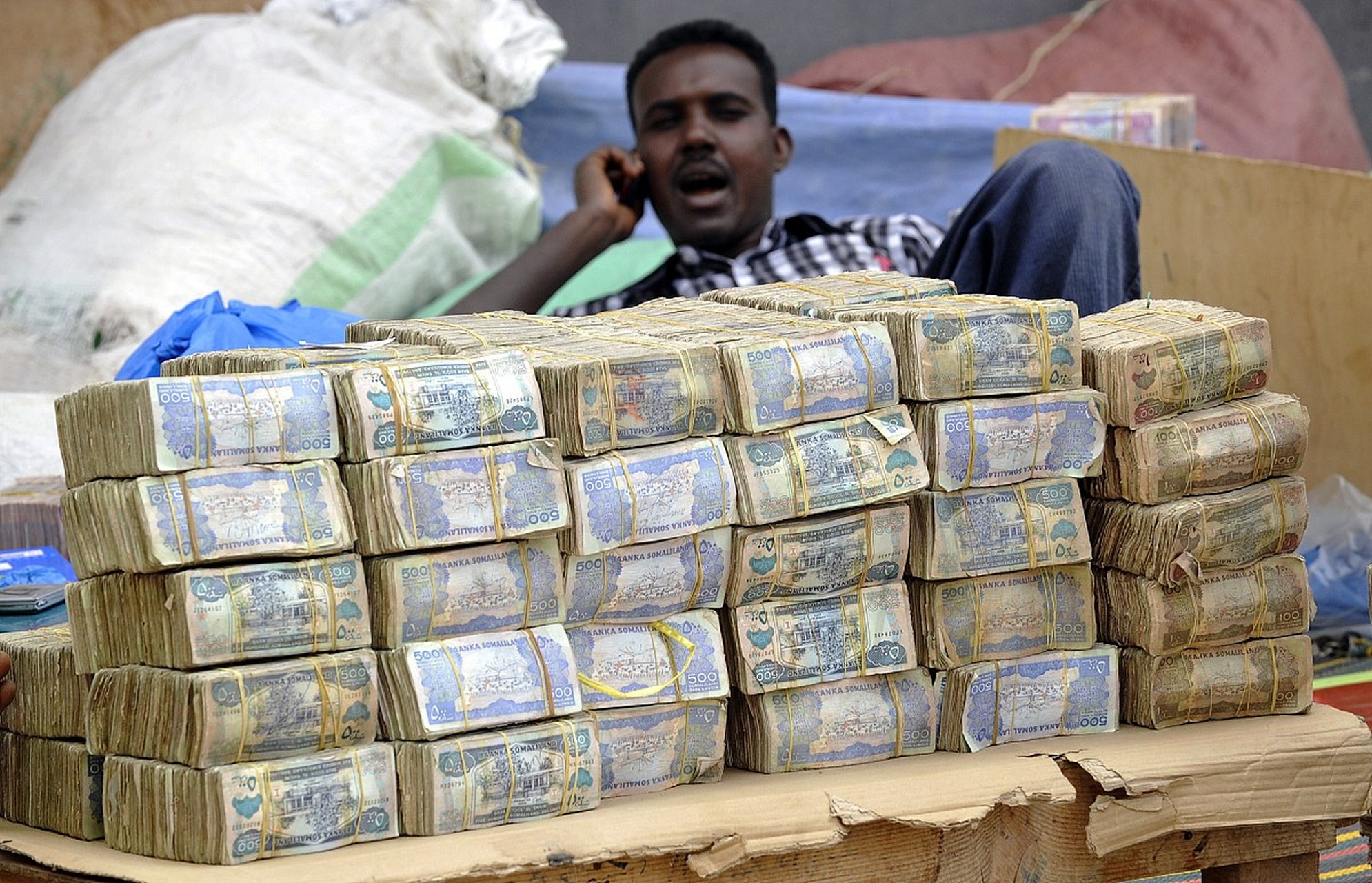 世界上面值最大的钞票:津巴布韦货币,面值为100万亿