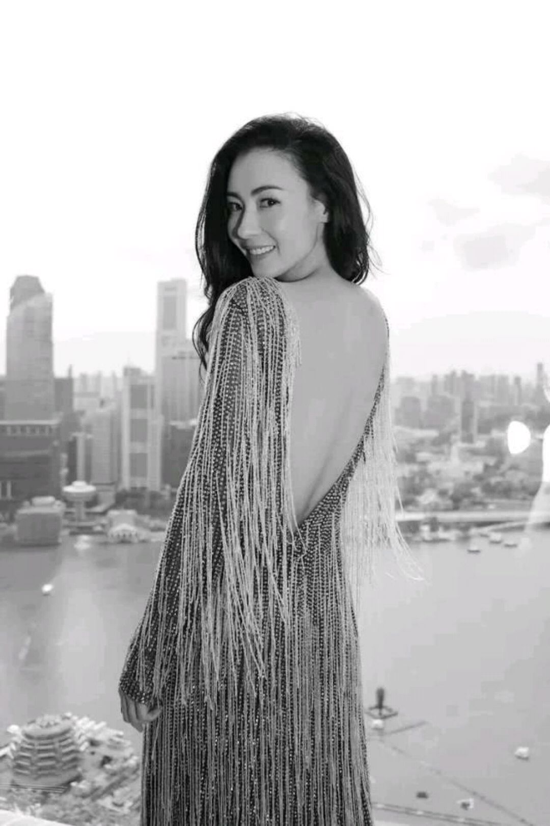 明星潮搭:张柏芝也玩"吃鸡"?身穿"吉利服"现身引关注!