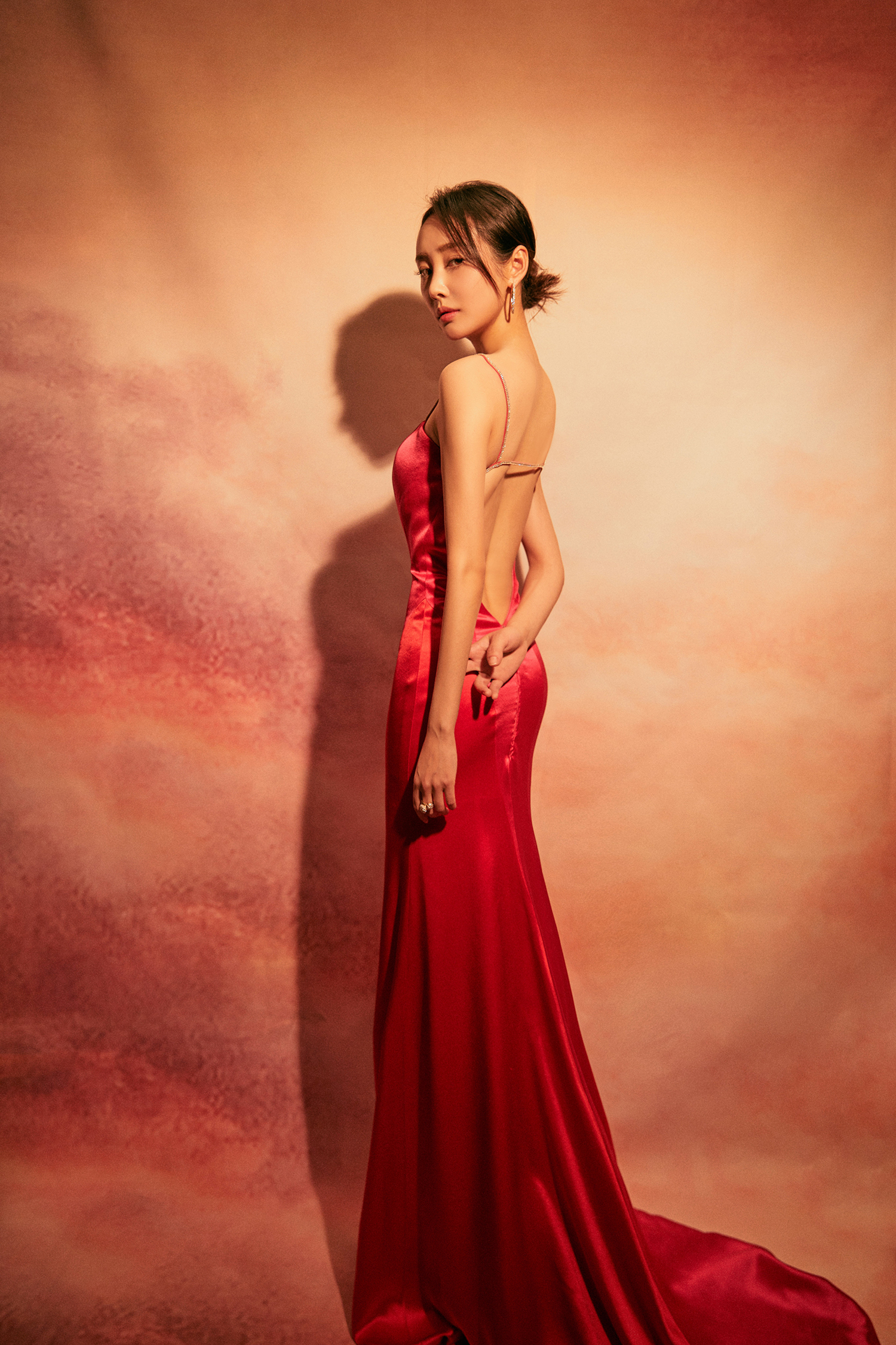李纯终于穿对了,一袭玫红色长裙明媚动人极了,30岁气质令人惊艳