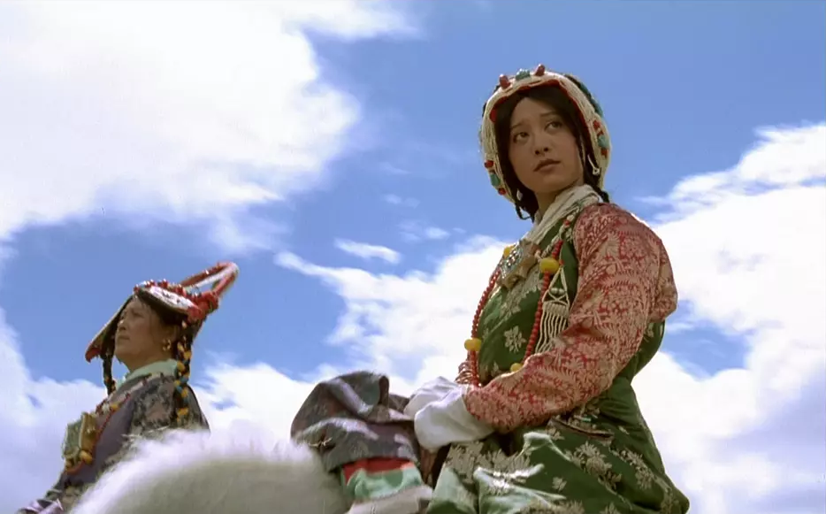 电影《红河谷》,村民用少女祭拜河神,道出了人们思想愚昧无知