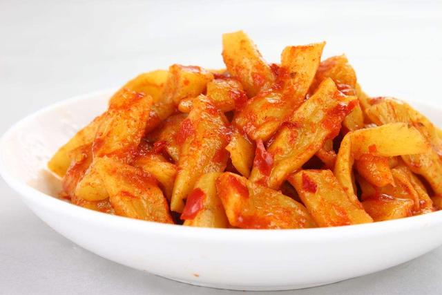 用祖传的方法腌萝卜条,先晒两天再腌三天,不用加醋,又辣又好吃