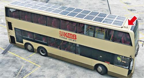 香港一巴士司机油门当刹车 空载车冲上人行路