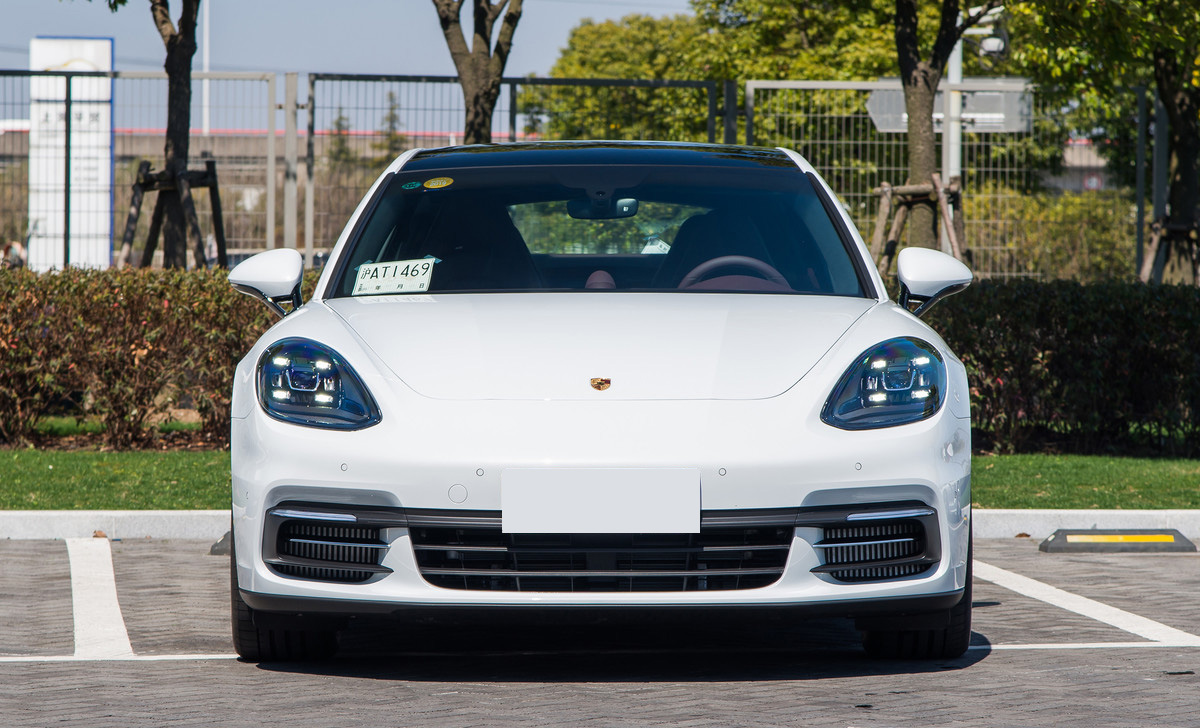 油电混合版保时捷panamera,外观颇为吸睛,百公里加速仅4.6秒