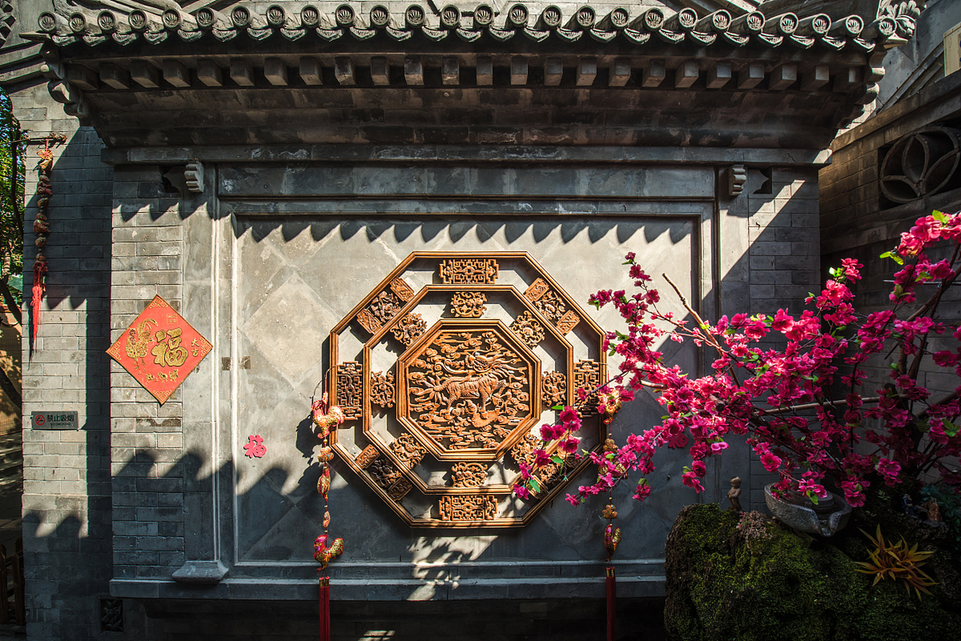 影壁,又称为照壁,影墙或照墙,是中国古代建筑中的一种独特元素.