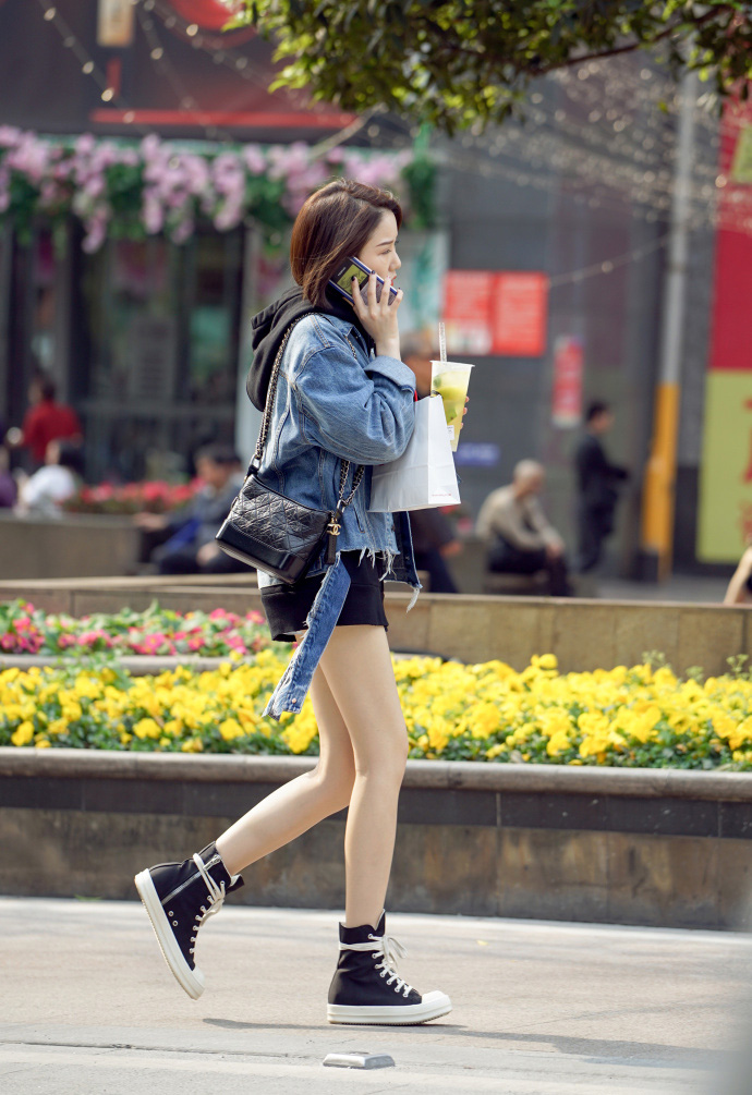 街拍:姑娘身穿短袖上衣搭配拖鞋,傲人曲线令人着迷,墨镜有型!