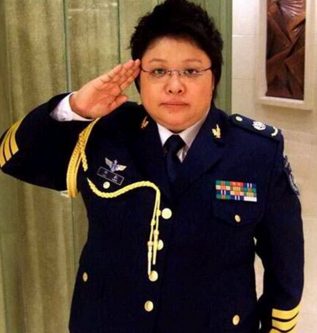 娱乐圈好几位明星都有军衔,看到潘长江的军衔,网友表示不敢相信