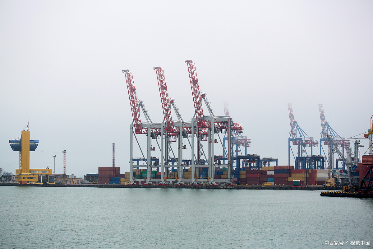 宁波北仑港口:巨轮往来通四方的海上明珠  清晨,当第一缕阳光洒在波光