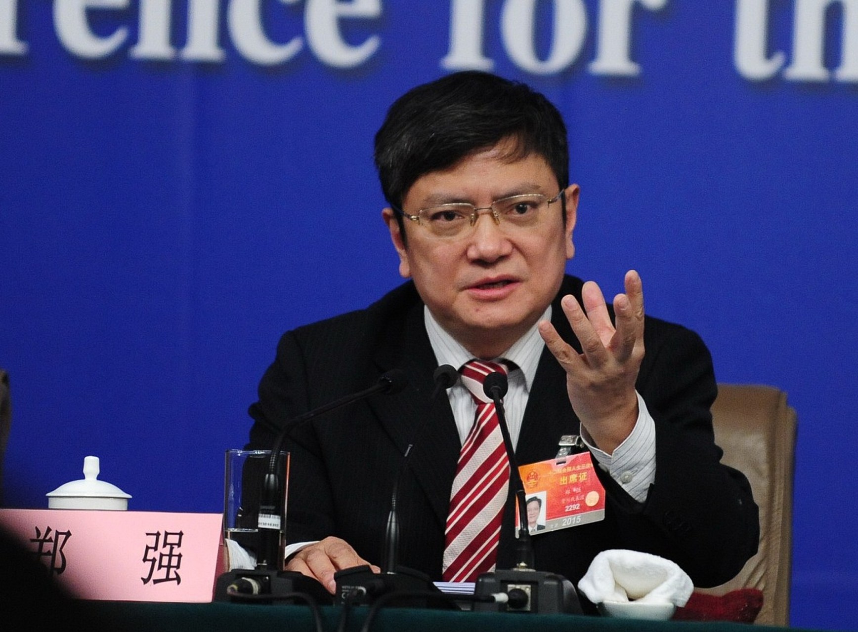 "落叶归根"这个词语,字面意思是树叶从树上落下,最