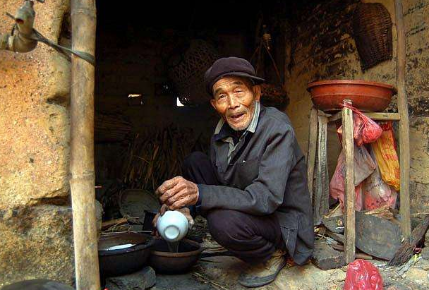 农村老话:"耳顺住不得,耄耋饭不得,鲐背坐不得"是什么意思?