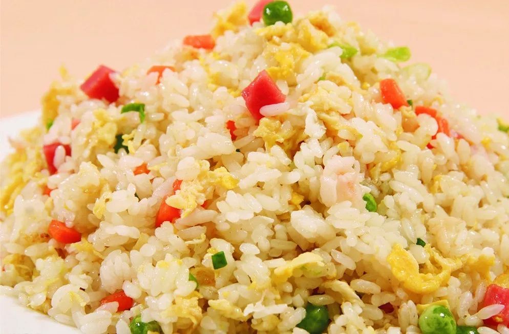 名声远扬的扬州炒饭,金黄的蛋花配上五色的食材,令人胃口大开