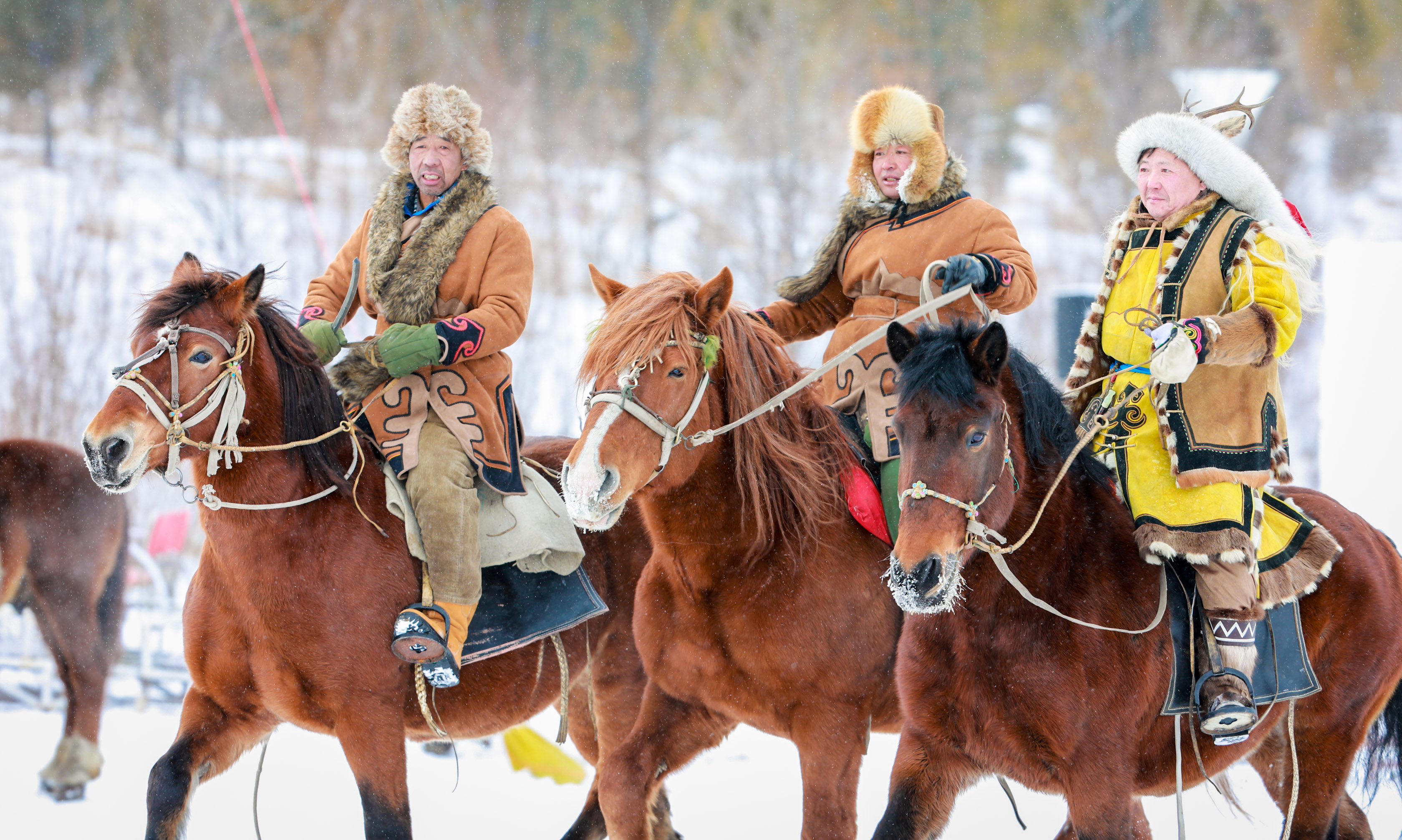 内蒙古鄂伦春冰雪"伊萨仁"开幕(1)