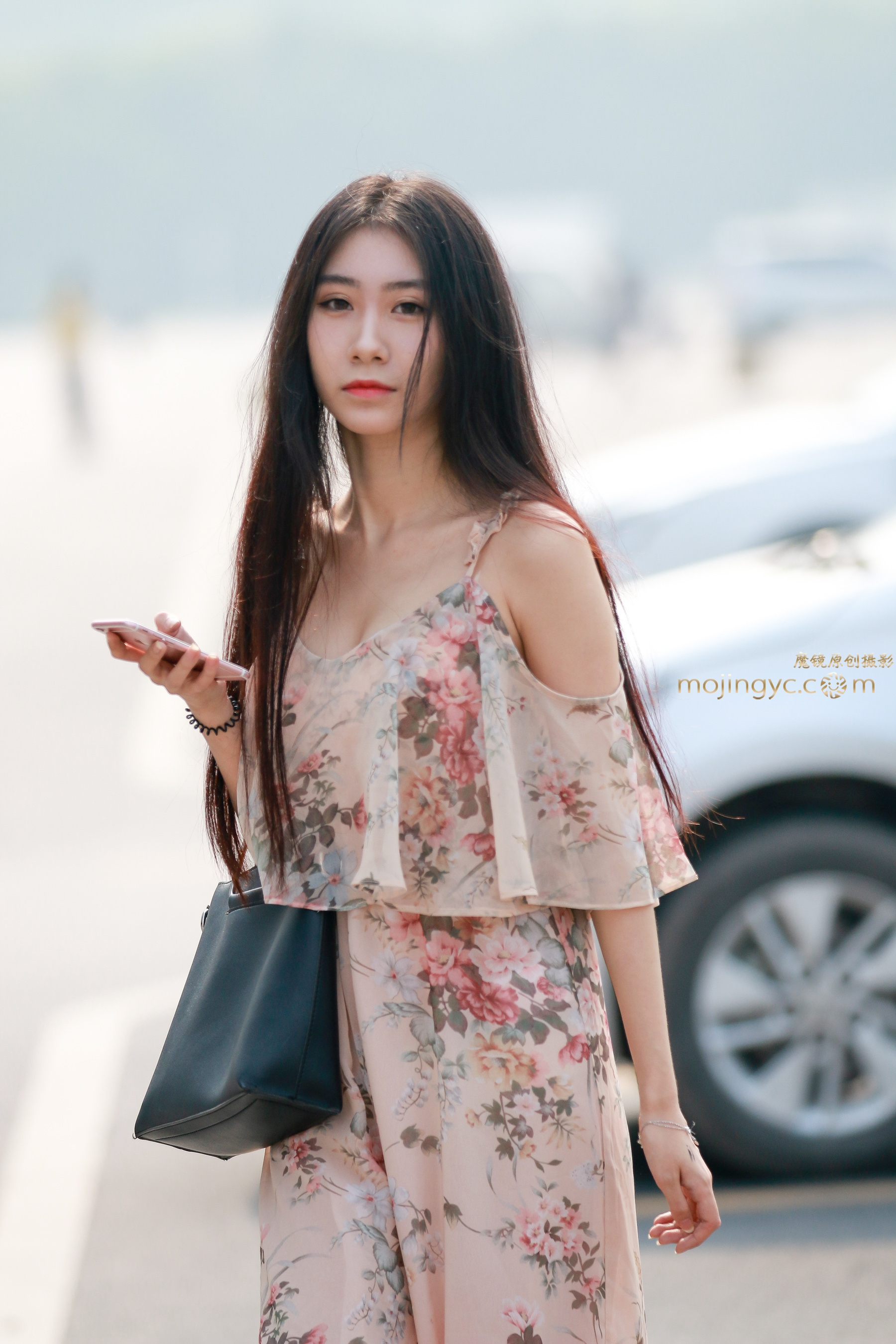 小姐姐身穿连衣裙,身材性感火辣