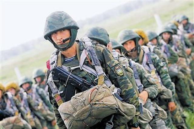 俄罗斯国空降兵跳伞,主伞出故障被摔死,军医都不敢上前