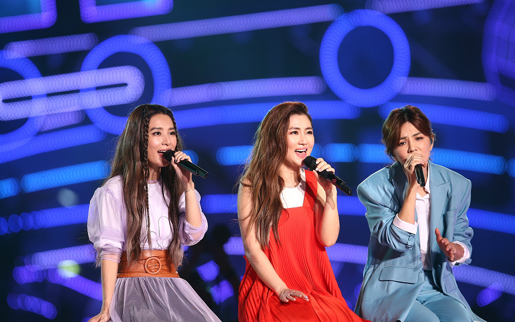 h.e!17周年展姐妹情深 ella儿子抢hebe话筒