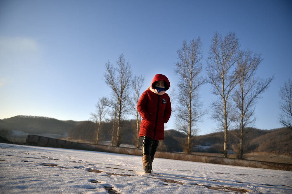 上课前,孙晓峰一个人来到操场踩雪(1月8日摄). 新华社记者 姚剑锋 摄